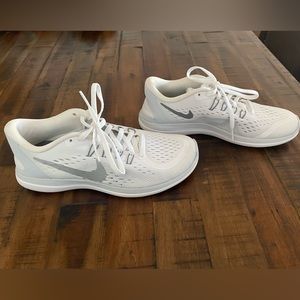 NIKE FLEX 2017 RN LIGHTWEIGHT RUNNING SHOE